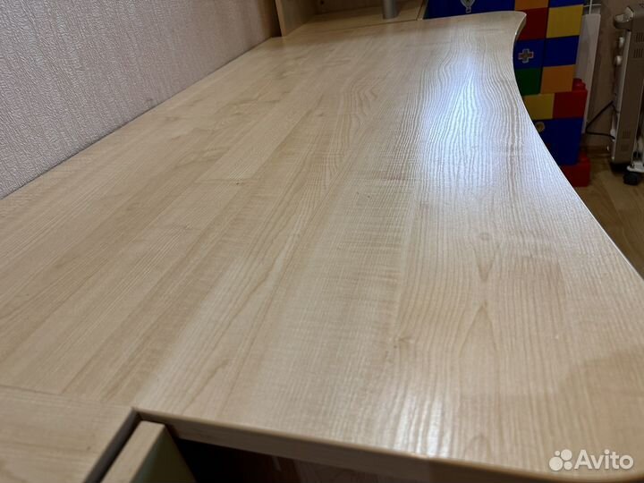 Мебель детская(стеллажи,стол,кровать,тумба,шкаф)