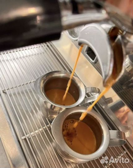 Продавец бариста в кафе