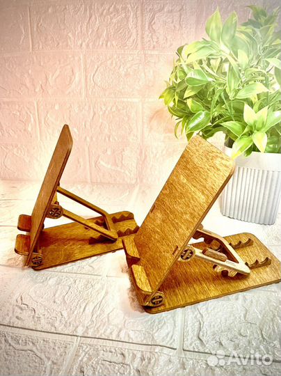 Деревянная подставка под телефон