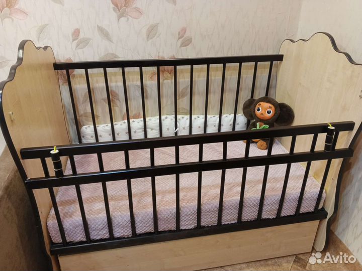 Детская кроватка с маятником и ящиком