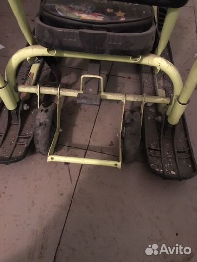 Снегокат с ручкой и колесами