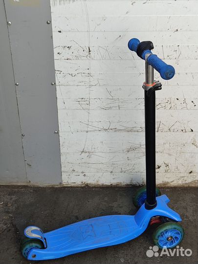 Детская машинка каталка с ручкой