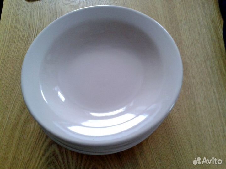 Тарелки глубокие и плоские, горшочек керамический