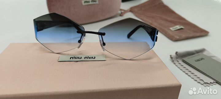 Солнцезащитные очки Miu Miu