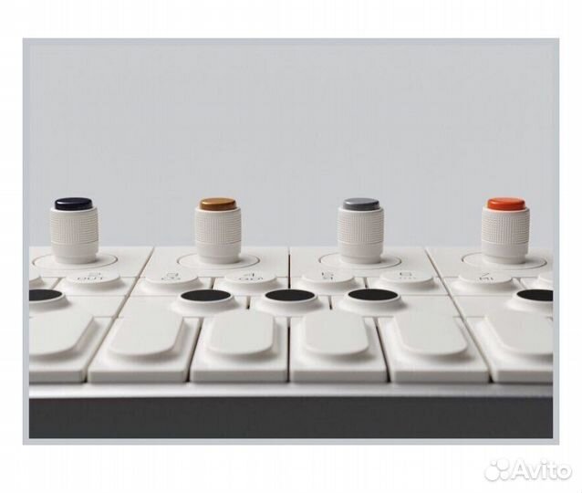 Цифровой синтезатор Teenage Engineering OP-1 Field