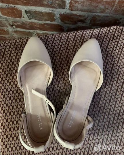 Туфли бежевые, застежка на лодыжке, раз.40-41
