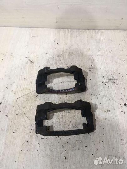 Скоба суппорта переднего Фольксваген пассат Б3