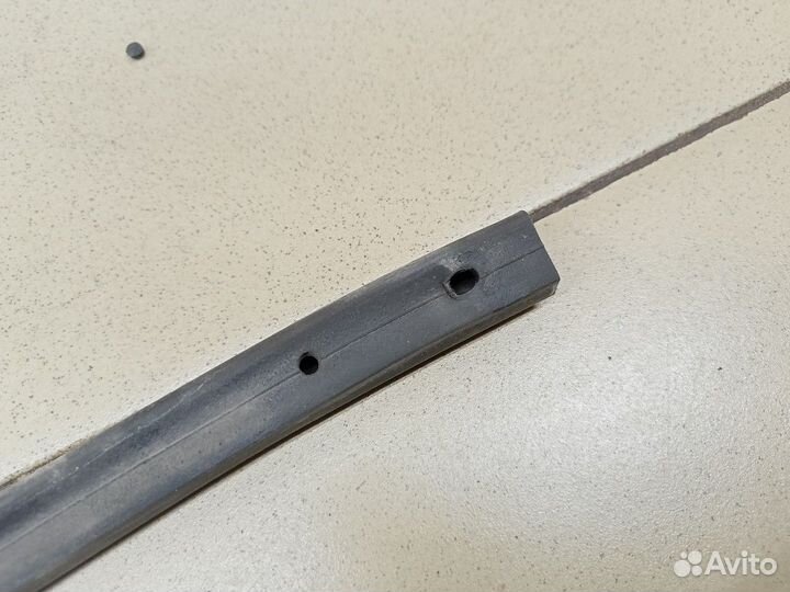 Уплотнитель капота Juke (F15) 2011