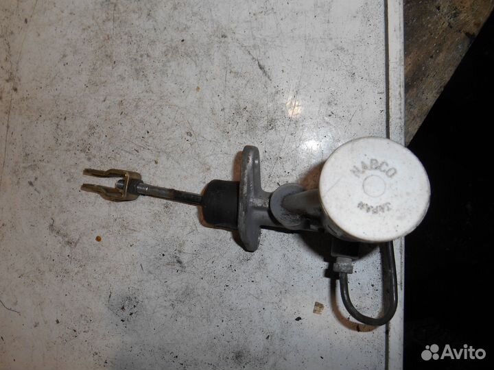 Главный цилиндр сцепления Mitsubishi Carisma