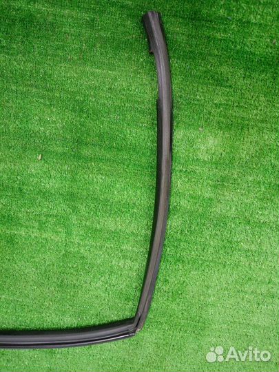 Уплотнитель стекла задней двери Nissan primera P11