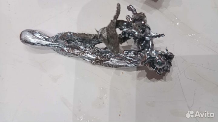 Отливаю свинцом, воском,гадаю