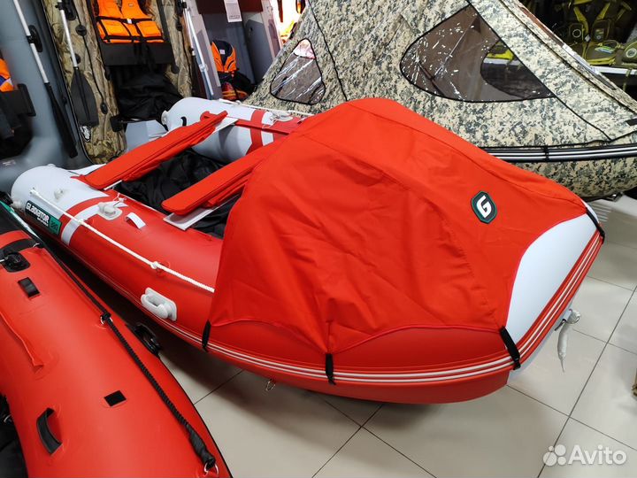 Лодка Gladiator E 380 Pro красно-белая