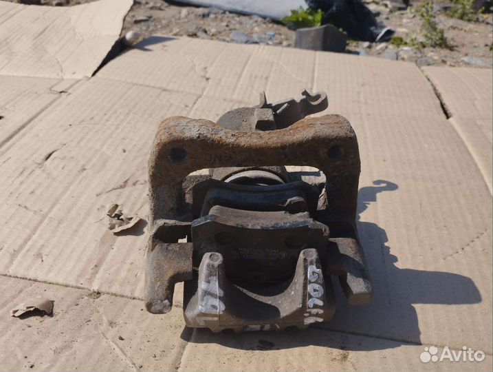 Суппорт задний правый Volkswagen Golf 6