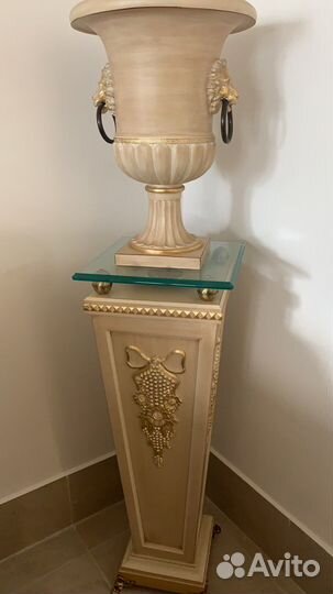 Колонна с вазой Итания