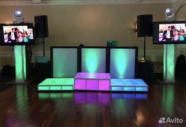 Диджей(Dj ) с профессиональным оборудованием