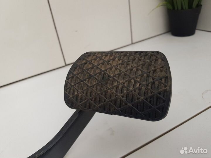 Педаль тормоза (Geely Atlas)