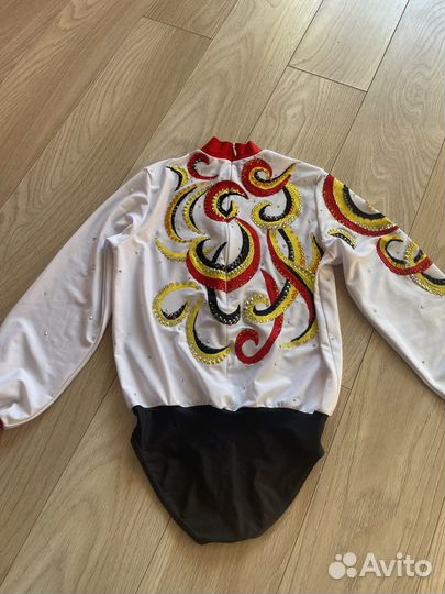 Костюм для выступлений по фигурному катанию