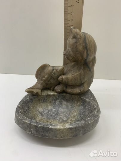 Пепельница из камня Мишка с рыбой