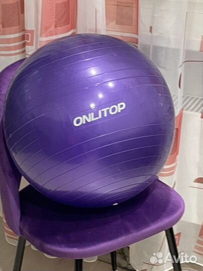 Фитбол среднего размера