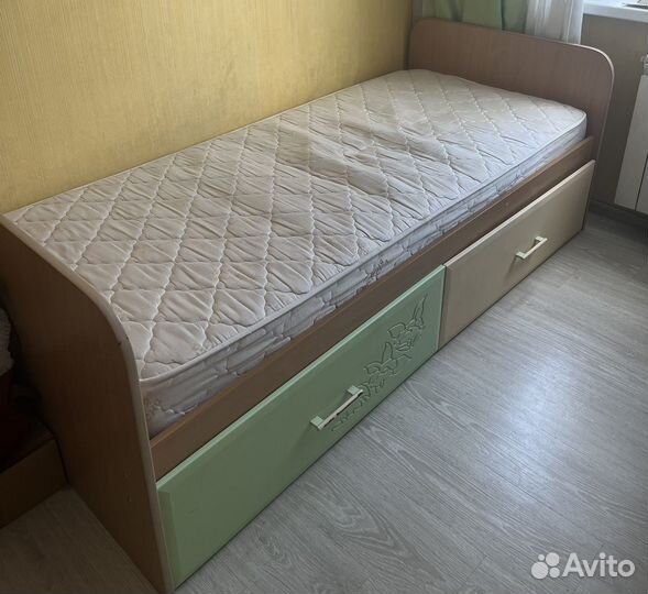 Детская кровать и шкаф