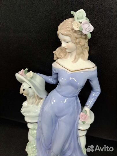 Фарфоровая статуэтка 