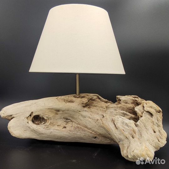 Лампа настольная с абажуром из дерева
