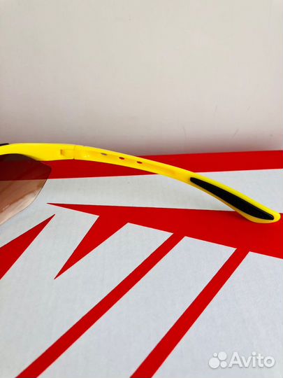 Жёлтые спортивные солнцезащитные очки