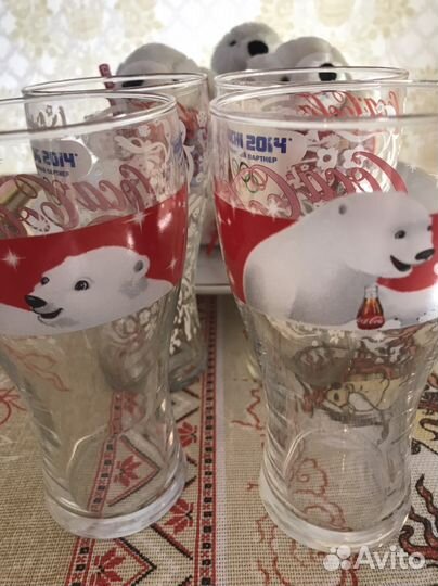 Плюшевые медведи и стаканы