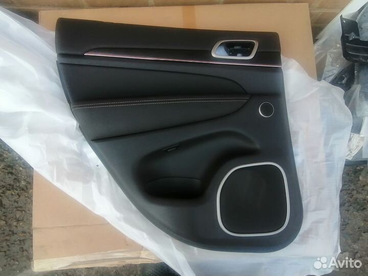 Обшивка задней левой двери Jeep Grand Cherokee WK2