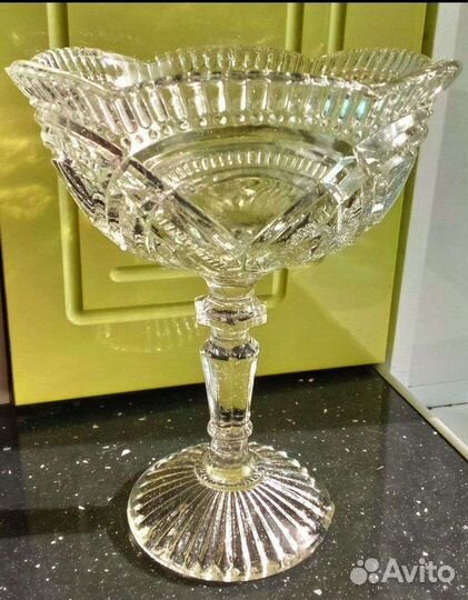 Старинная ваза на ножке.Конфетница