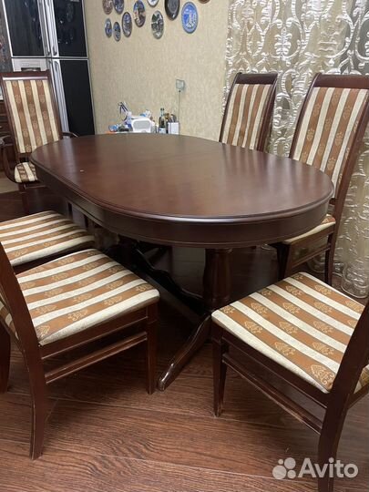 Деревянный стол, деревянные стулья