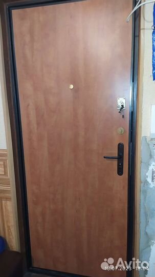 Дверь входная металлическая б/у