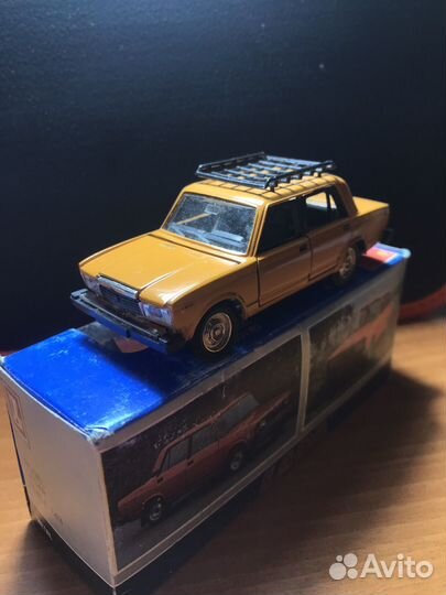 Модель автомобиля 1:43