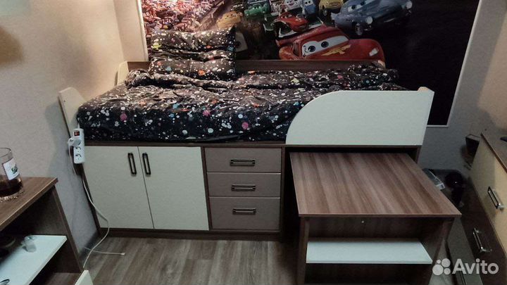 Кровать детская высокая с выдвижным столом