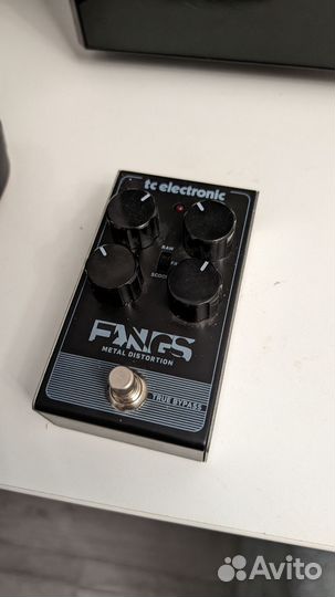 Гитарная педаль distortion tc electronic fangs