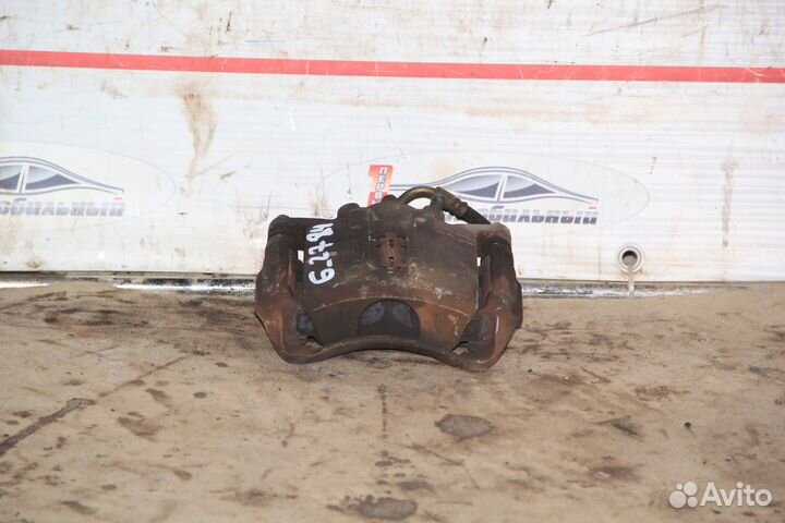 Суппорт перед лево c Honda Stepwgn RF3 K20A