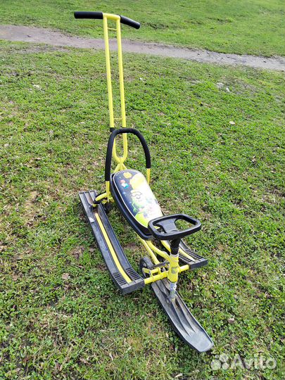 Детский снегокат с ручкой и колесами