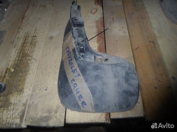 Брызговик задний левый Chevrolet Cruze 2009