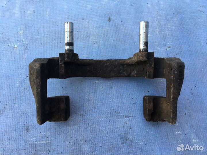 Скоба суппорта переднего BMW 5-серия E39