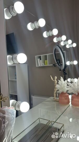Гримерное зеркало с лампочками и столом
