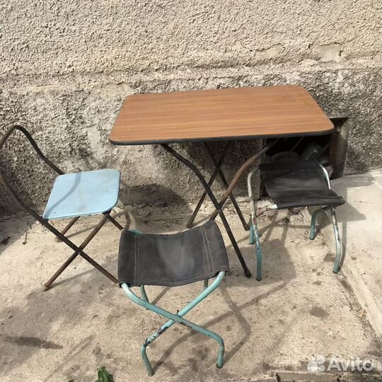 Походный столик с тремя стульями