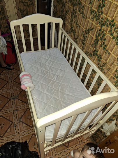 Детская кроватка с маятником