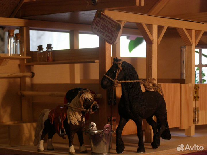 Кукольные домики: Конюшня деревянная с кузницей