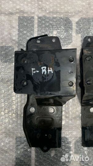 Кронштейн усилителя бампера передний левый