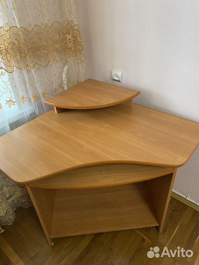 Угловой компьютерный стол