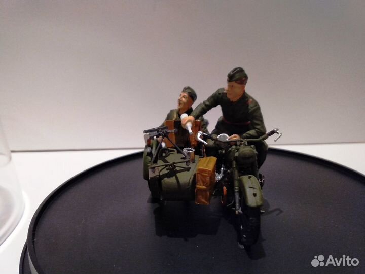 Модель мотоцикла М-72 с коляской в боксе