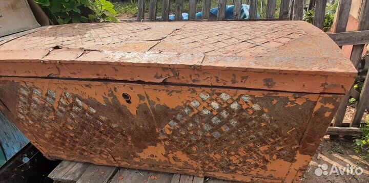 Сундук старинный