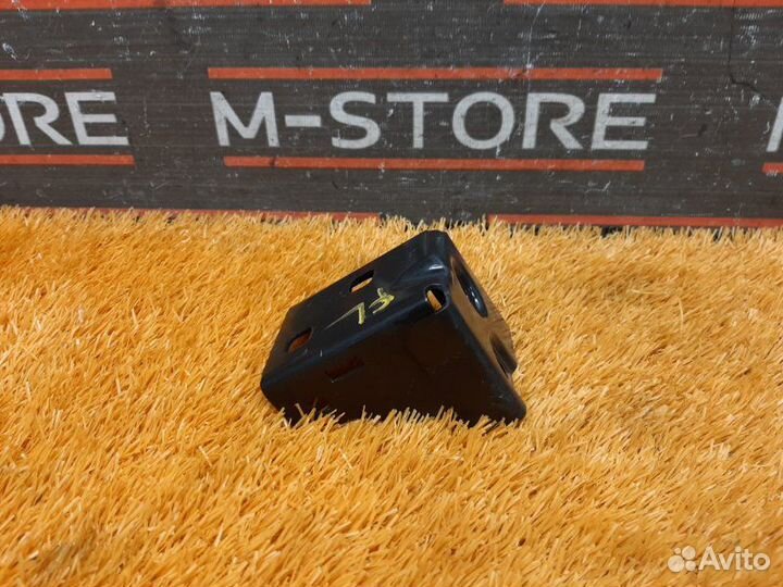 Крепление радиатора левое Mercedes-Benz C-Class