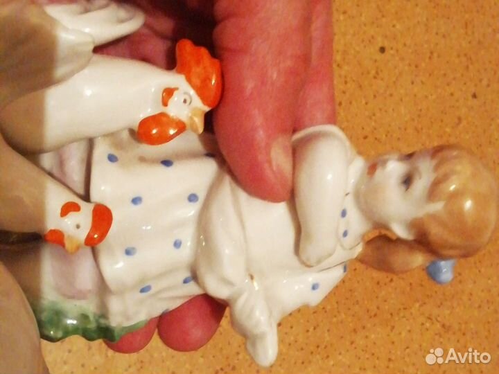 Девочка с курами