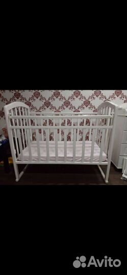 Детская кроватка с маятником